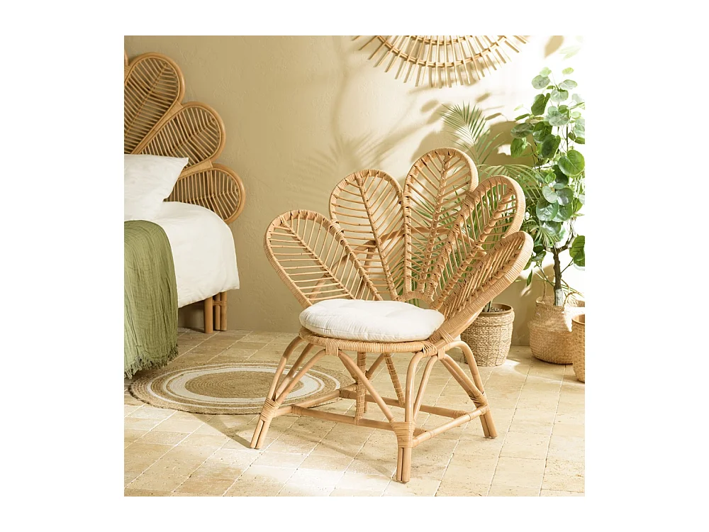 KALLY - Fauteuil 'fleur' rotin couleur brun miel coussin d'assise blanc KALLY