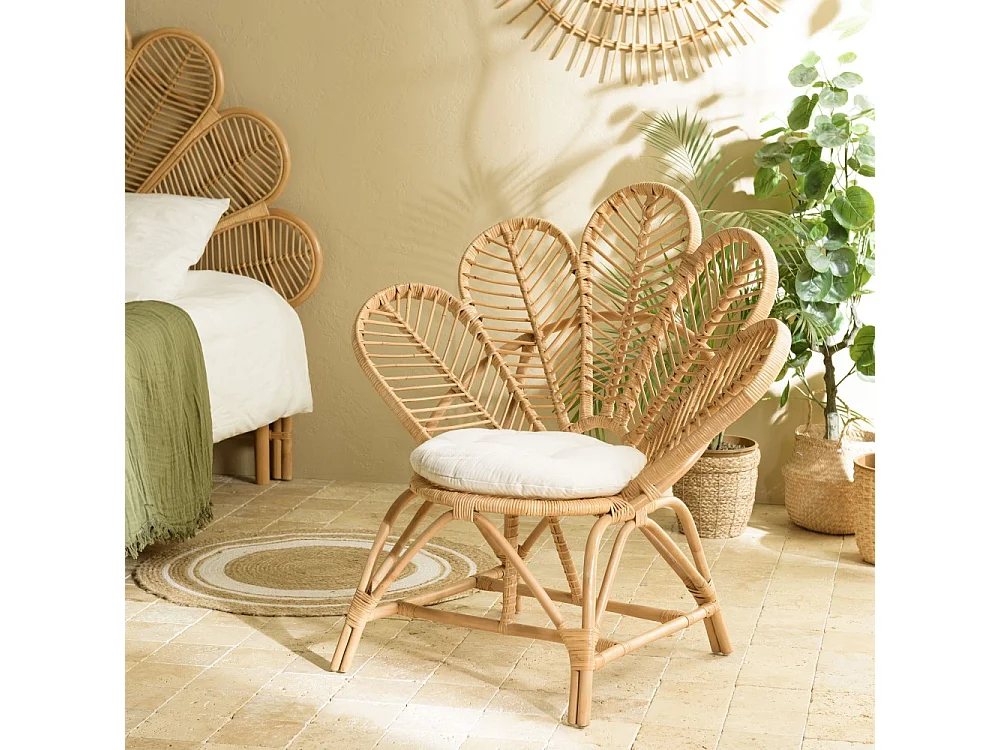KALLY - Fauteuil en rotin couleur brun miel coussin d'assise blanc