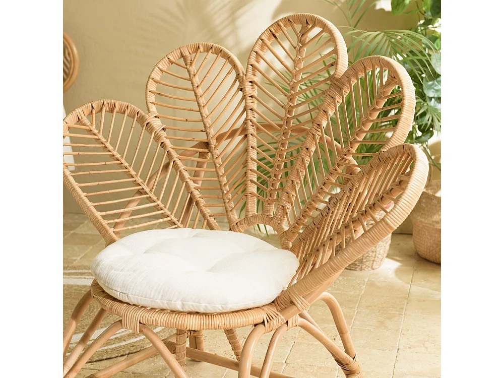 KALLY - Fauteuil en rotin couleur brun miel coussin d'assise blanc