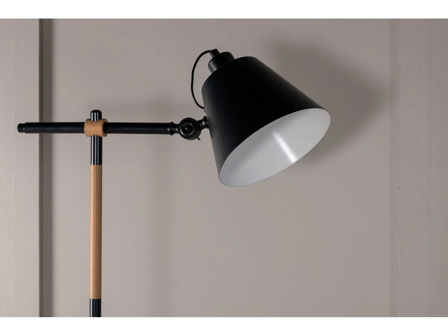 Skott Beleuchtung Stehlampe 51x25x152cm Stahl schwarz, Holz.