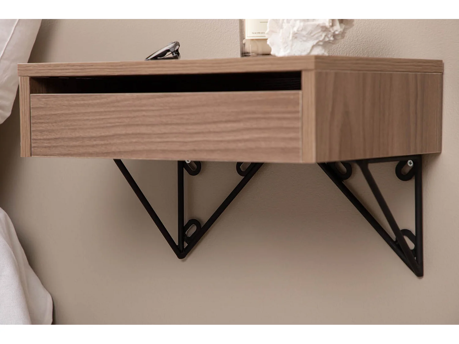 Holy Nachttisch wandhängend 30x41cm Nussbaum.