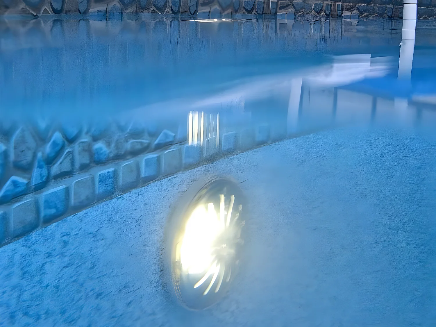 Farbiger LED-Scheinwerfer für Aufstellbecken aus Stahl - Gré