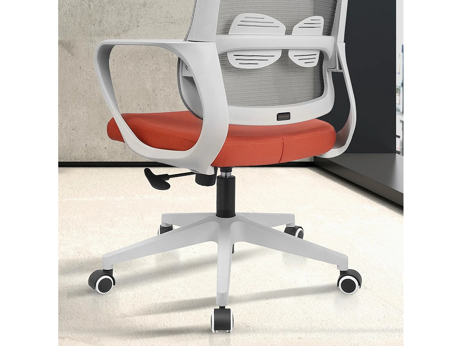 Cadeira de estudo em tecido e rede com rodas - A97/107cm x C66cm x P61cm teja e branco - Leah