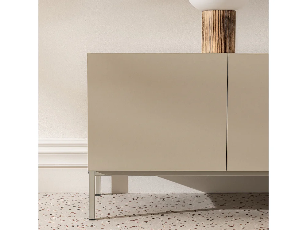 Quenor - Meuble TV 3 portes 1 tiroir en bois et métal L180cm - Beige