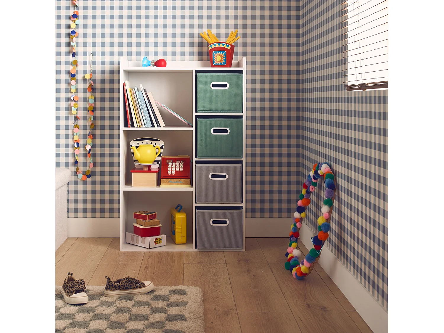 Meuble de rangement pour enfant avec 7 compartiments. 2 paniers verts et 2 paniers gris en velours