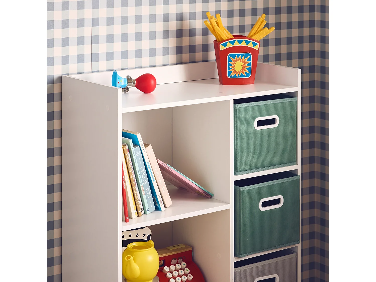 Meuble de rangement pour enfant avec 7 compartiments. 2 paniers verts et 2 paniers gris en velours