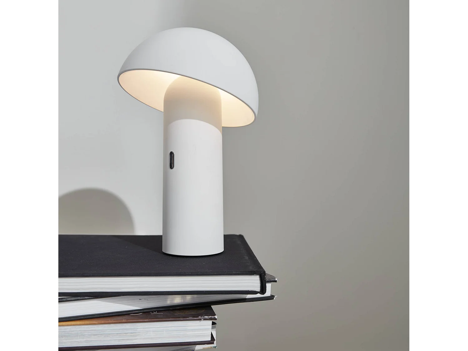 Lampada da tavolo a batteria nomadic con testa orientabile, 28cm,