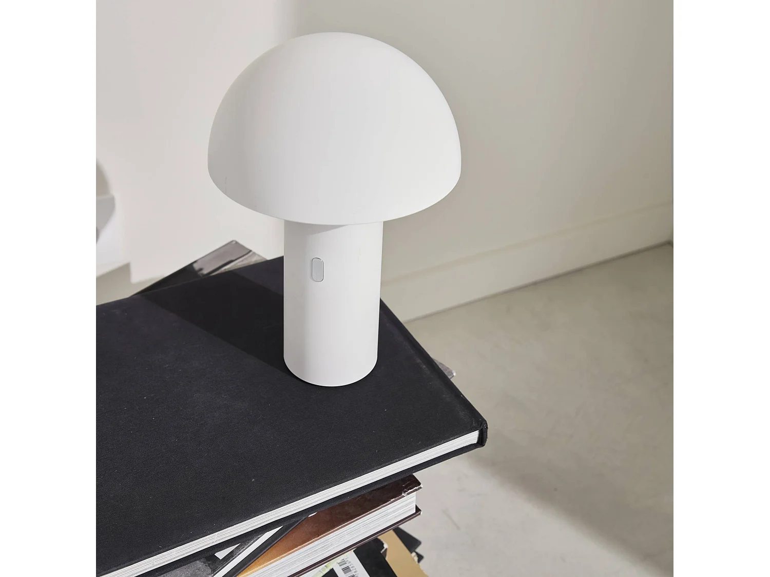 Lampada da tavolo a batteria nomadic con testa orientabile, 28cm,