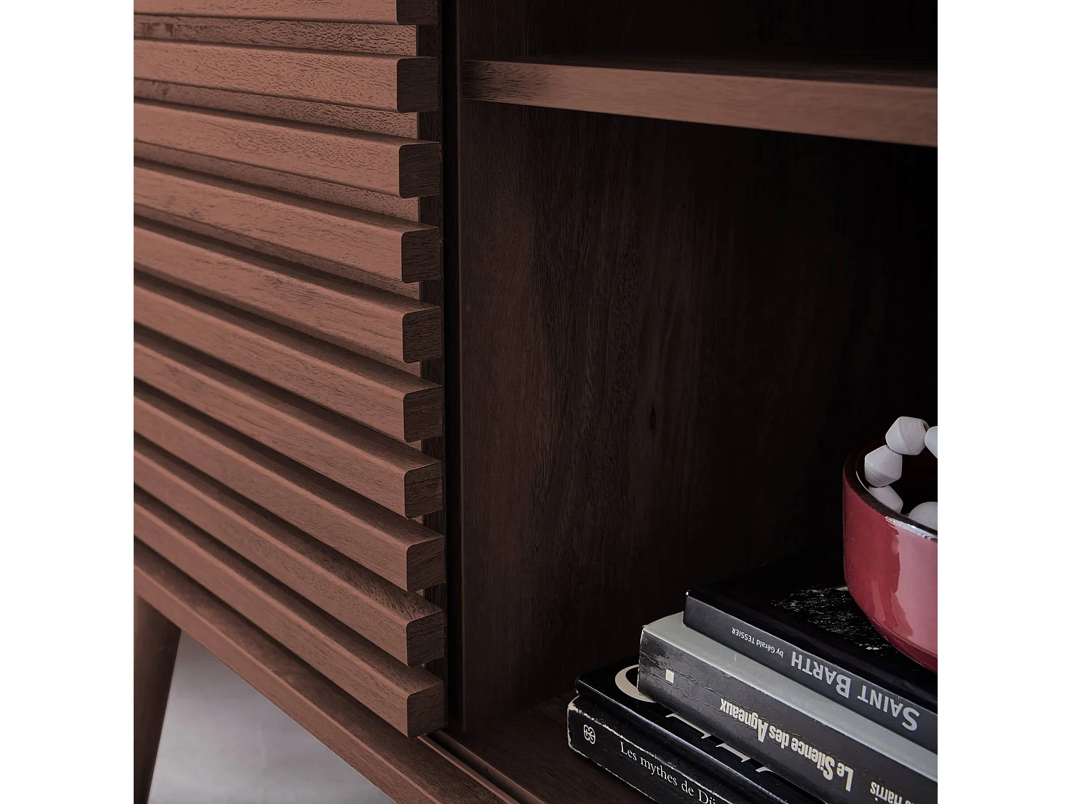 Credenza scandinava effetto legno e anta scorrevole scanalata, 80cm,