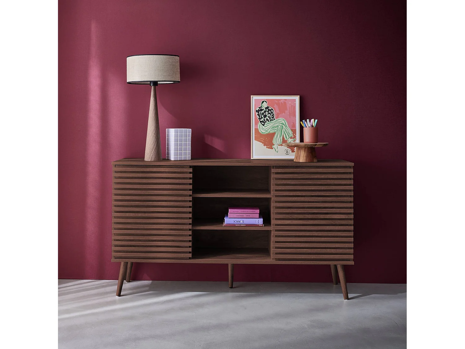 Buffet scandinave décor bois noyer avec 2 portes coulissantes rainurées et 4 étagères. buffet bas. L 140cm