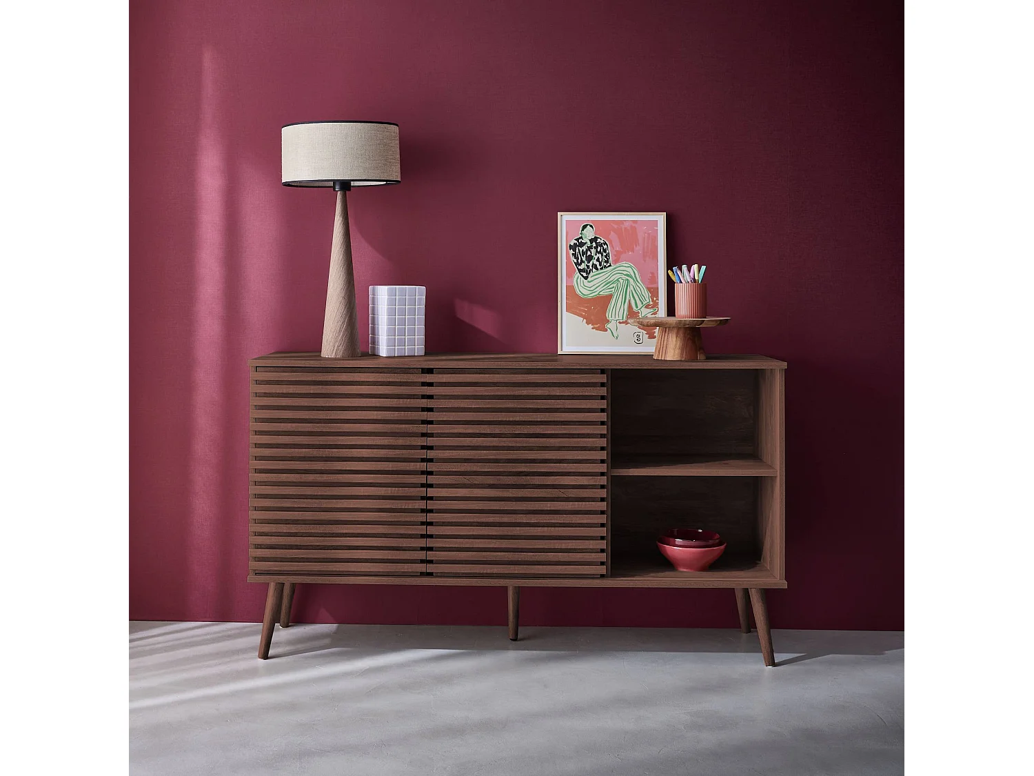 Buffet scandinave décor bois noyer avec 2 portes coulissantes rainurées et 4 étagères. buffet bas. L 140cm