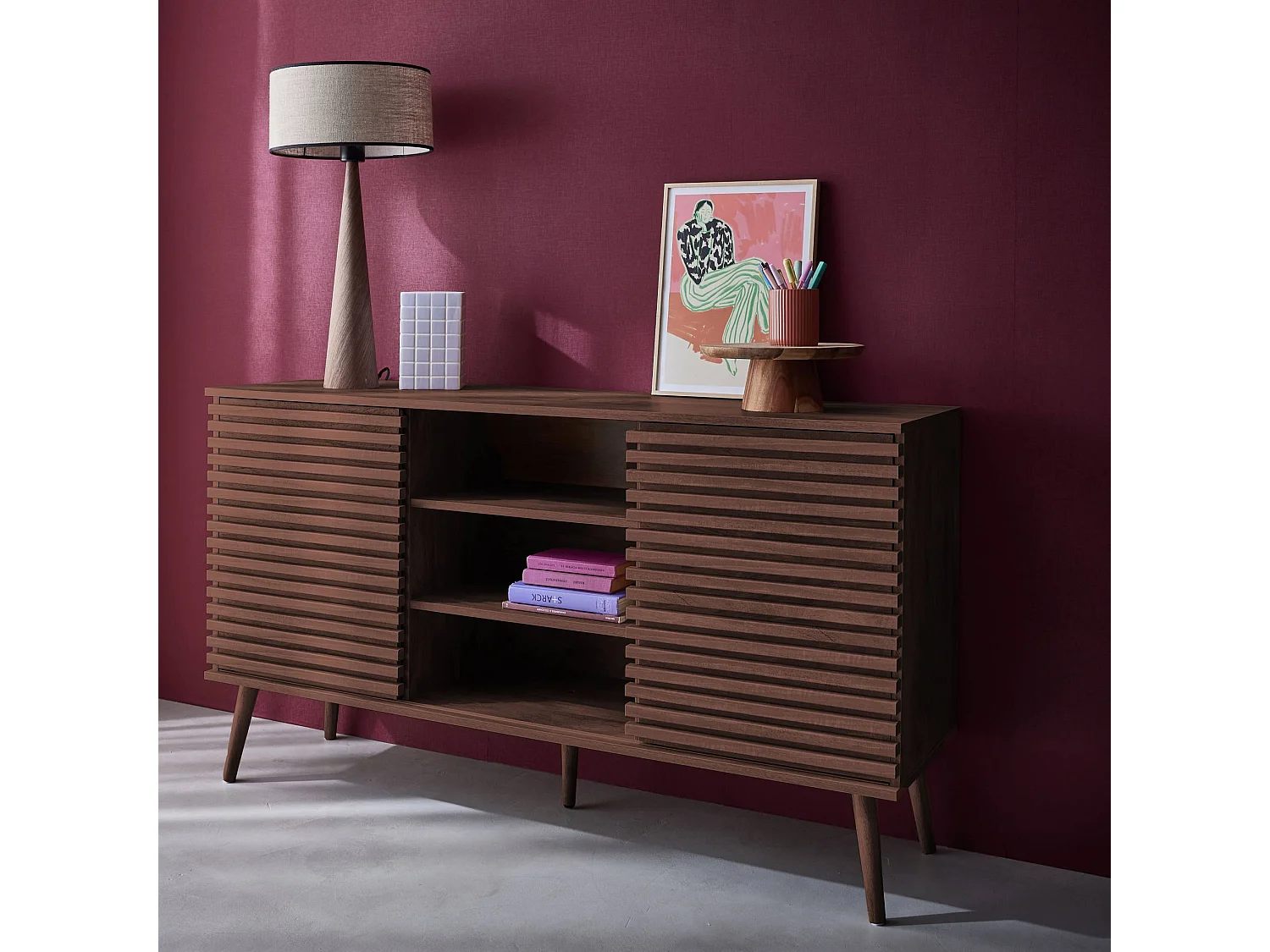 Buffet scandinave décor bois noyer avec 2 portes coulissantes rainurées et 4 étagères. buffet bas. L 140cm