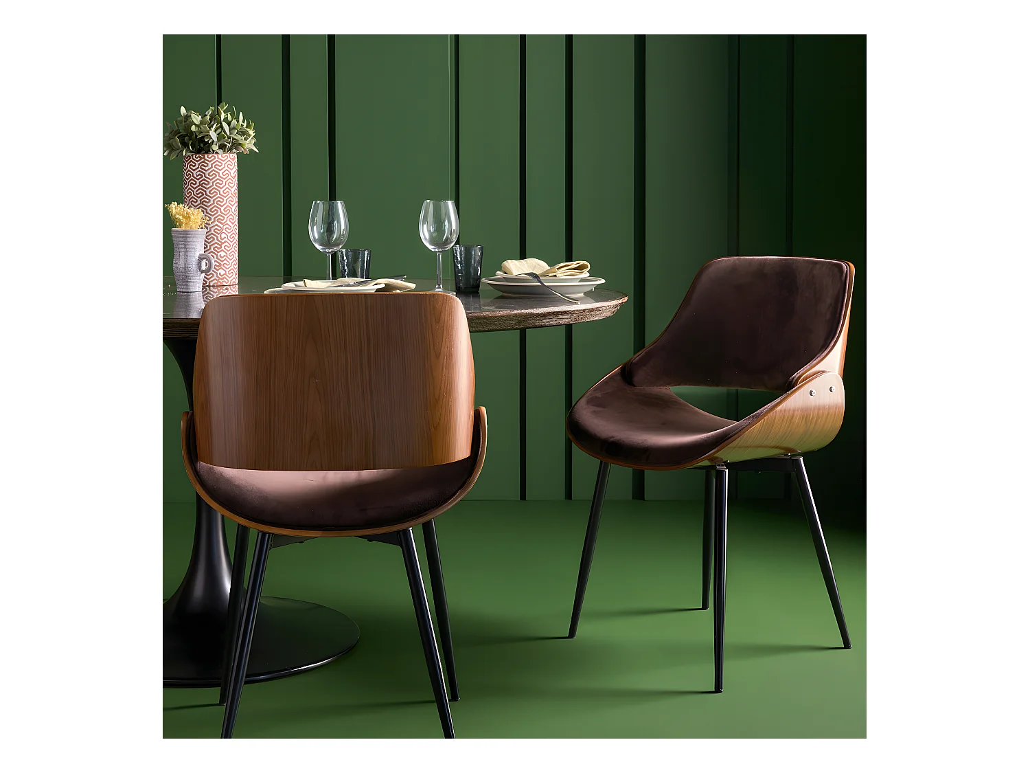 Chaise finition noyer avec assise en velours - Mannix