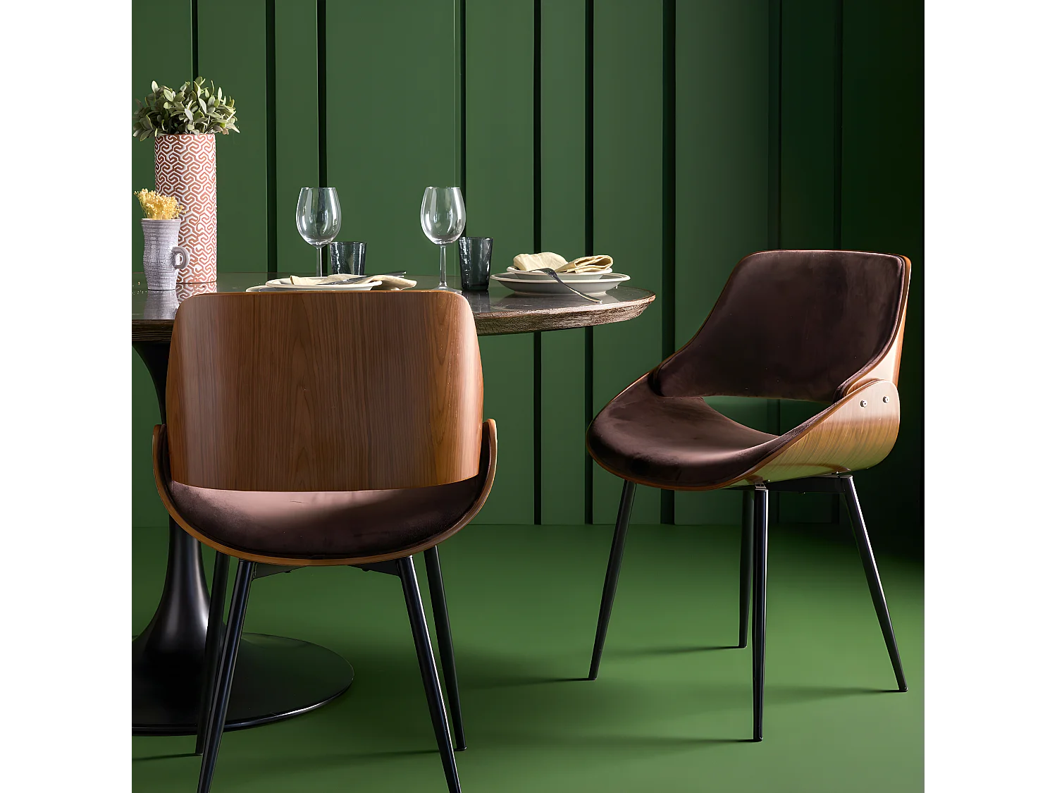 Chaise finition noyer avec assise en velours - Mannix