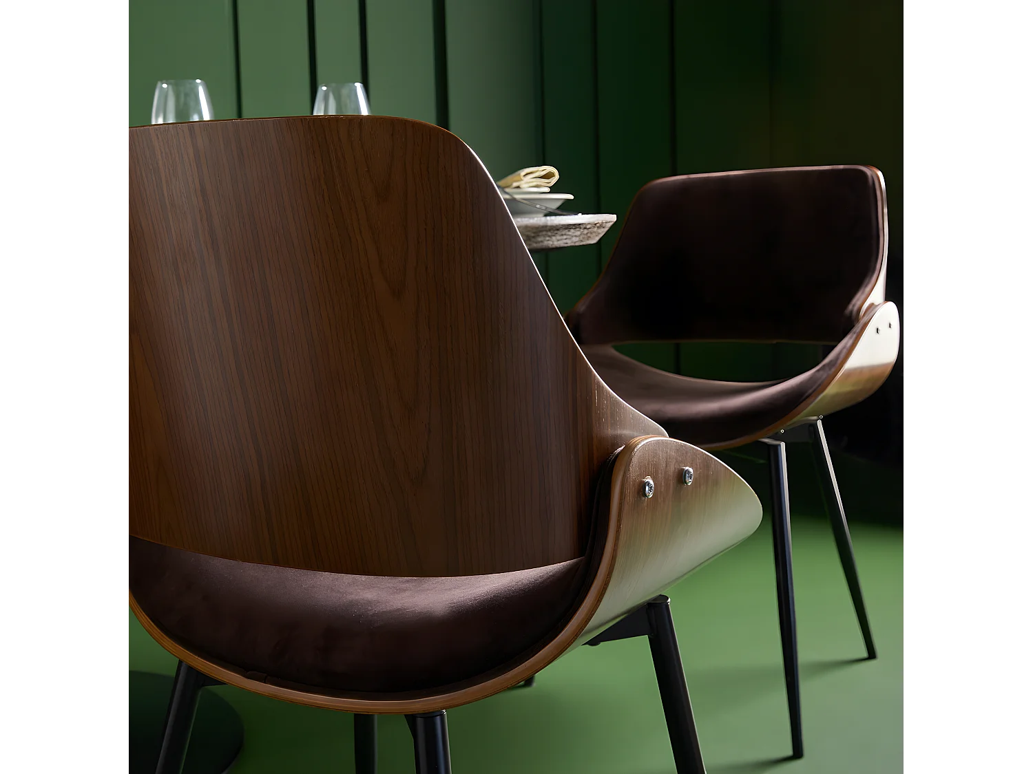 Chaise finition noyer avec assise en velours - Mannix