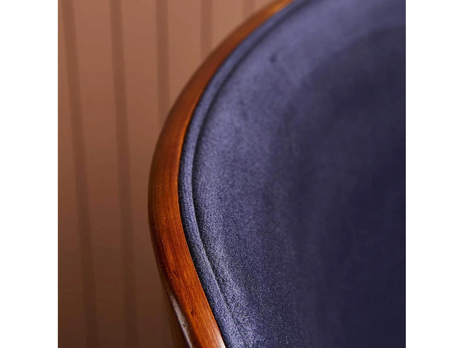 Stuhl in Nussbaumoptik mit Sitzfläche aus Velours - Mannix