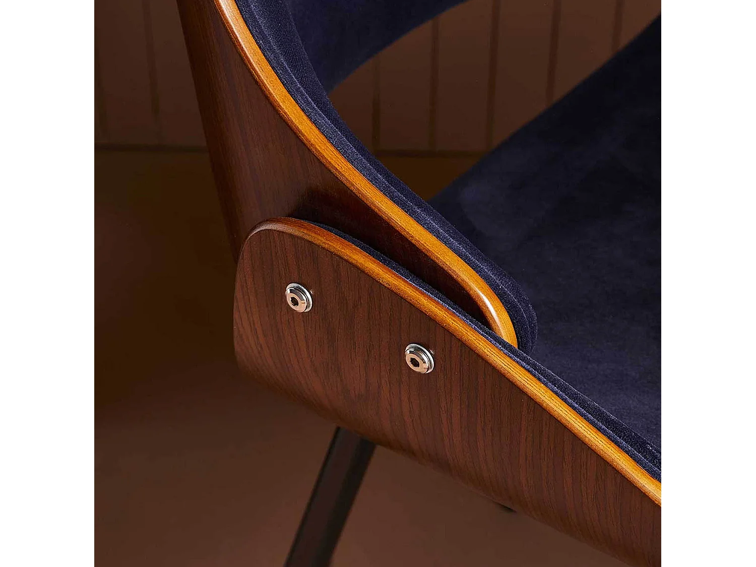 Stuhl in Nussbaumoptik mit Sitzfläche aus Velours - Mannix