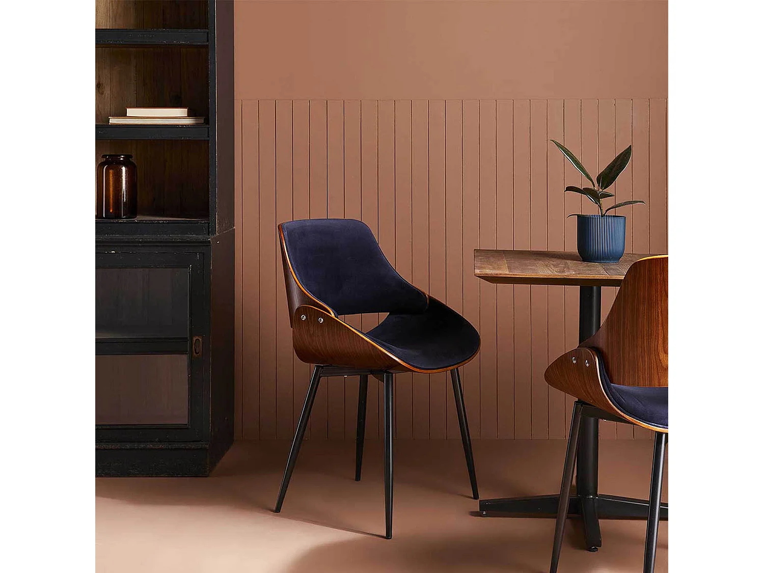 Chaise finition noyer avec assise en velours - Mannix
