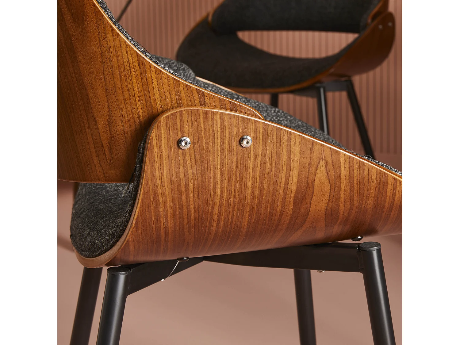 Stuhl mit Nussbaum-Finish und grauem Stoffbezug - Mannix