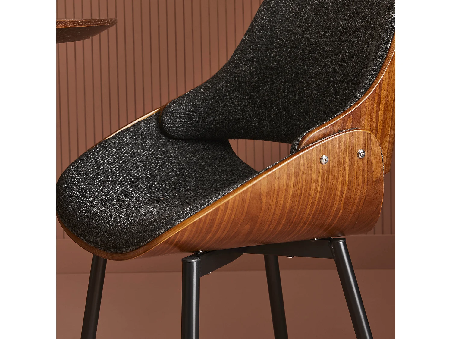 Stuhl mit Nussbaum-Finish und grauem Stoffbezug - Mannix