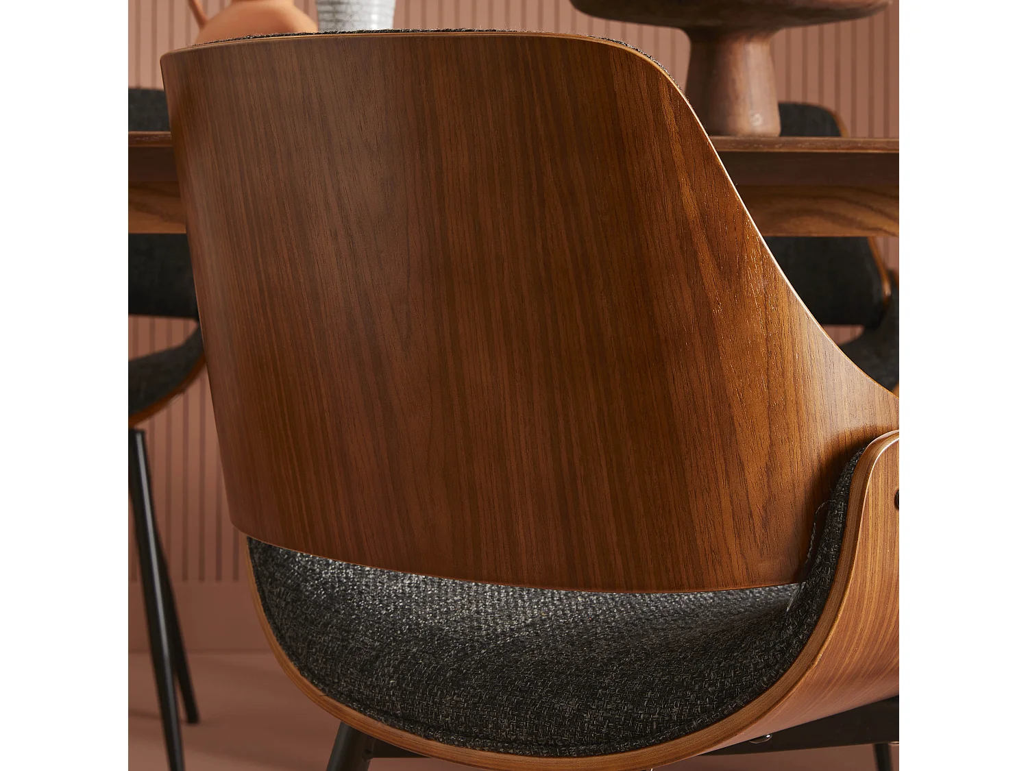 Stuhl mit Nussbaum-Finish und grauem Stoffbezug - Mannix