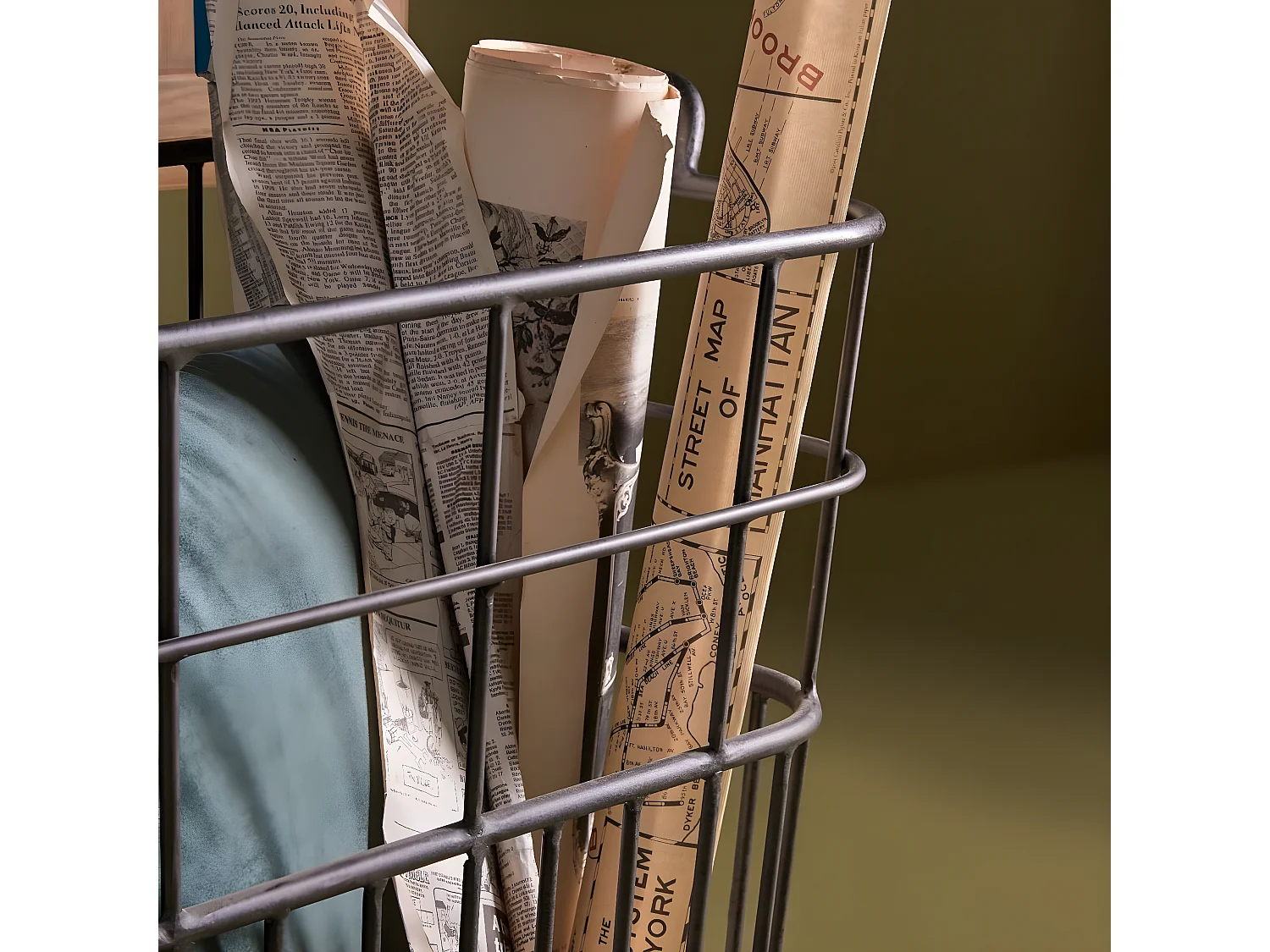 Carro de metal con ruedas para leña