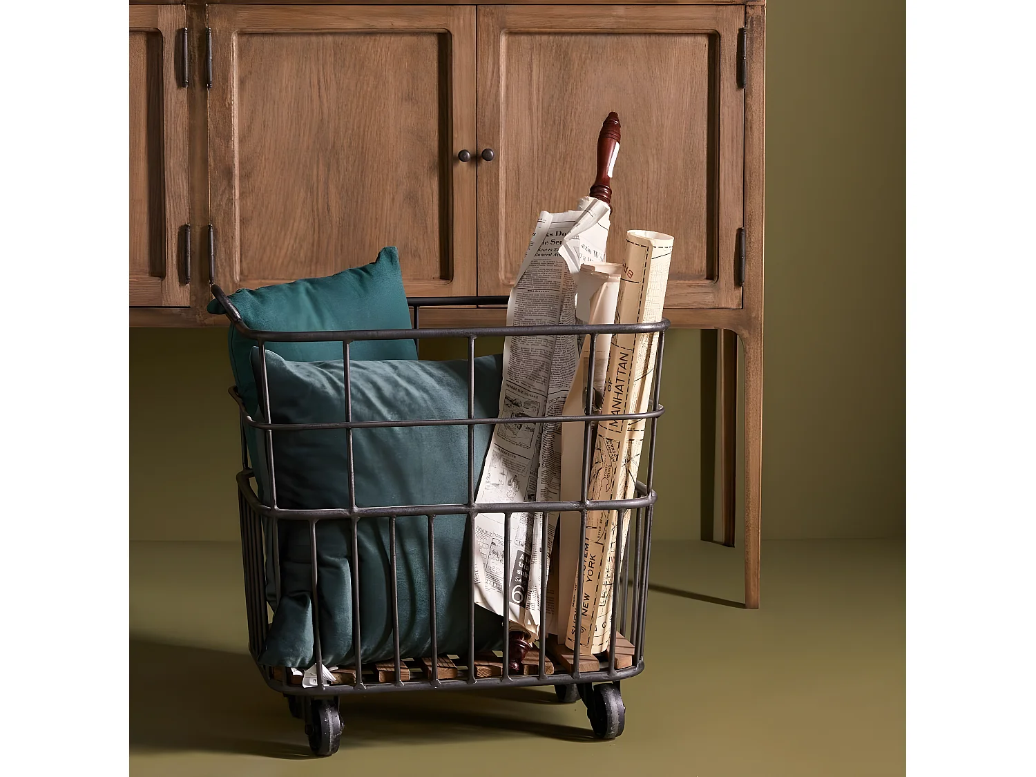 Carro de metal con ruedas para leña