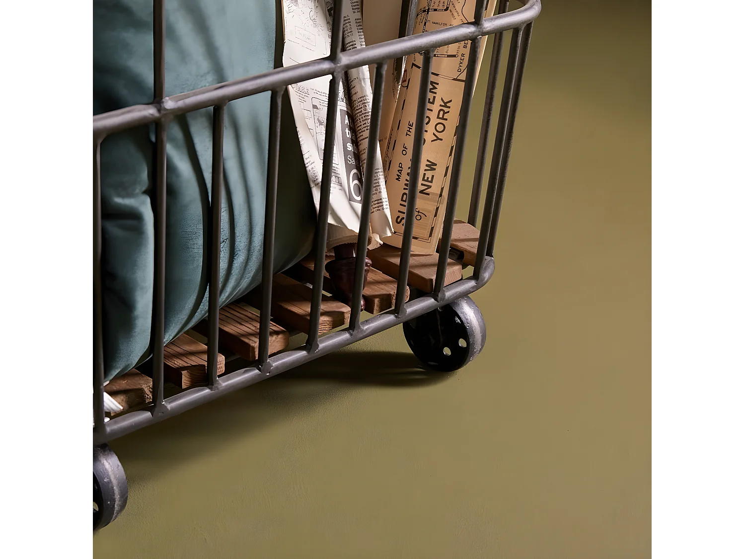 Metallischer Rollenholzwagen