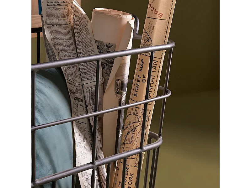 Carrello in metallo con ruote per tronchi