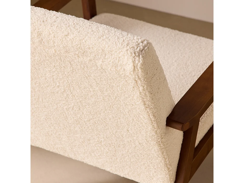Poltrona scandinava bouclé in legno di hevea tinto noce chiaro, bouclé