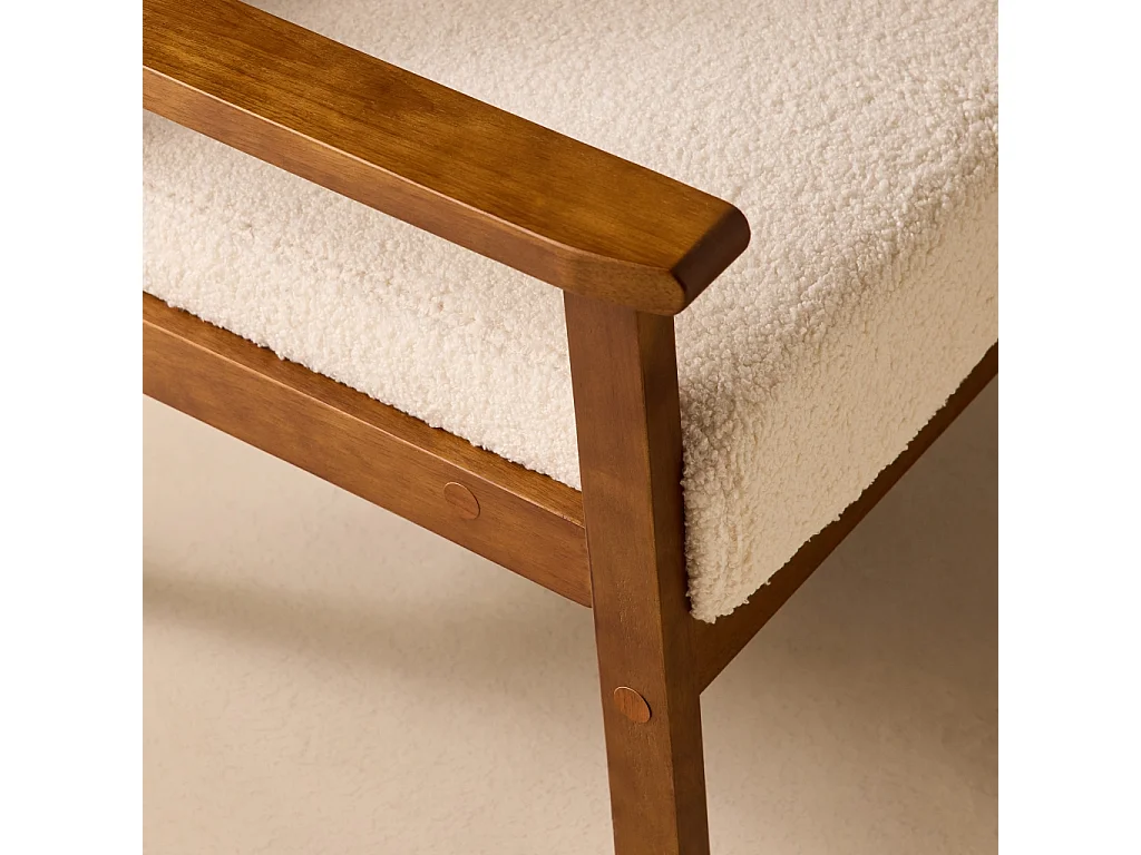 Fauteuil scandinave en bois d'hévéa teinté noyer clair et tissu bouclette. Isak. L 61 x P 65 x H 73cm