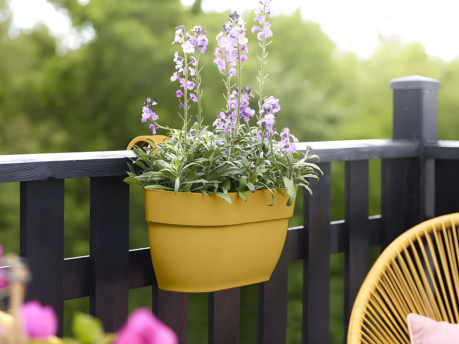 Balconnière en plastique Elho Vibia Campana Easy Hanger Medium jaune miel - 36 x 24 x 26,5 cm