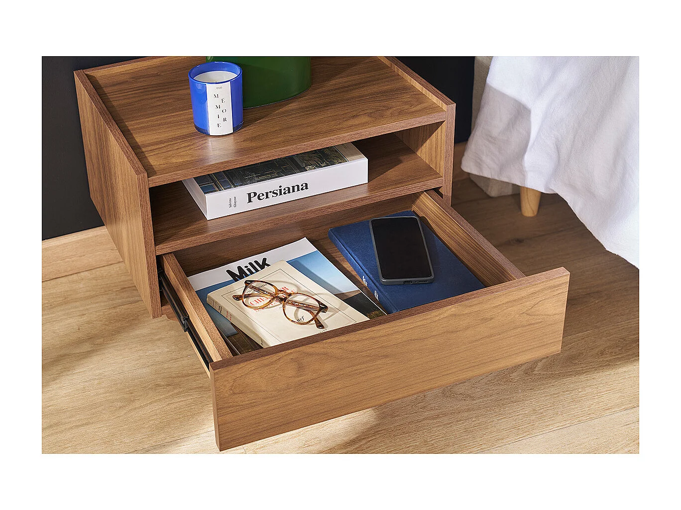 Table de chevet avec rangements finition bois foncé noyer SANAA