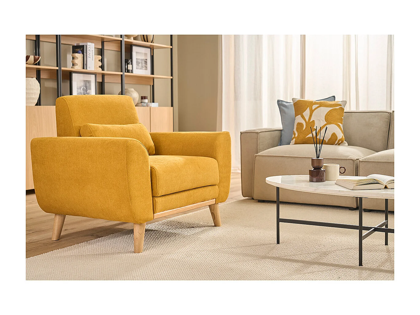 Sillón diseño tejido efecto terciopelo amarillo mostaza y patas roble  EKTOR