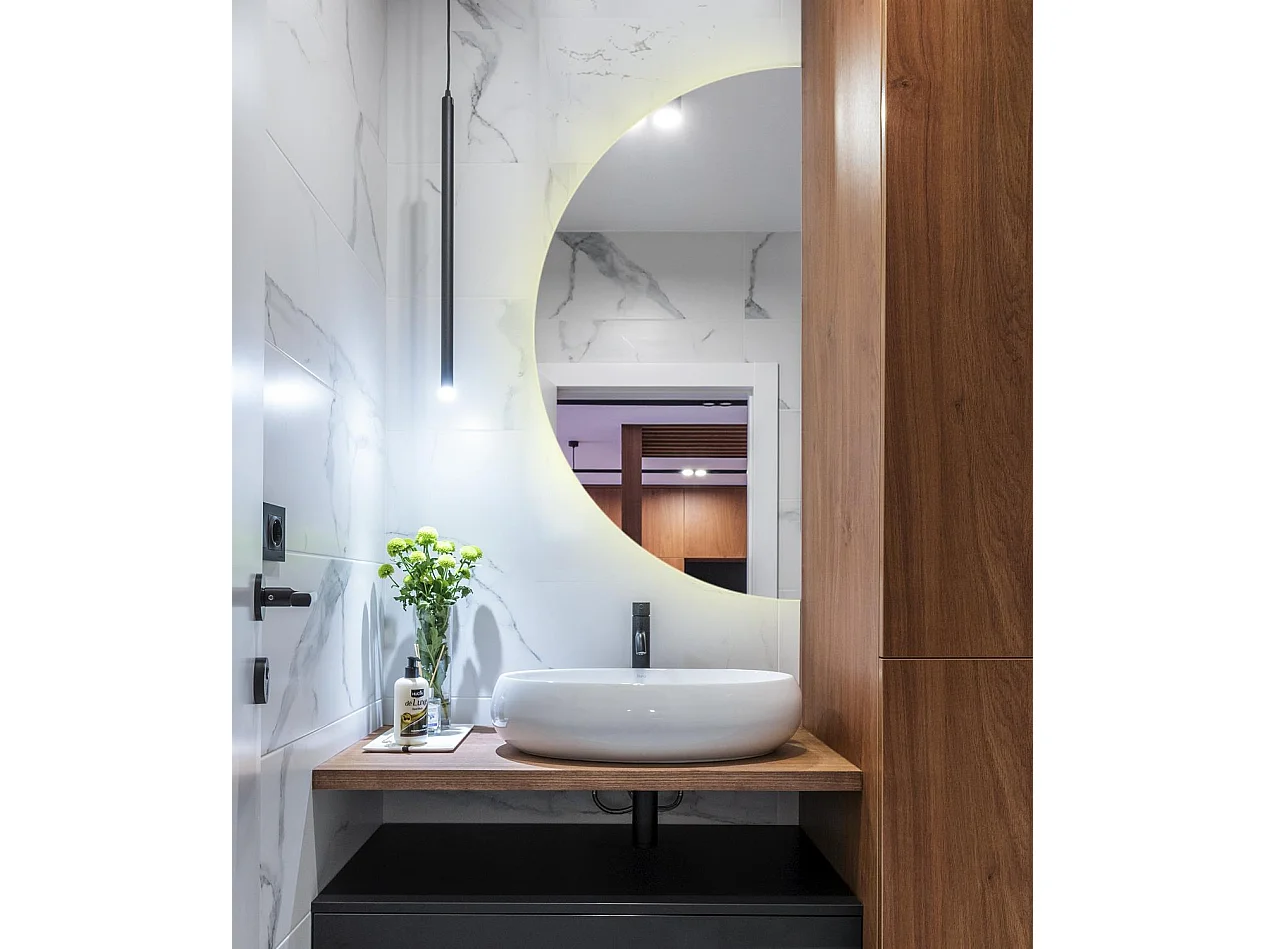 Miroir LED minimaliste semi-circulaire pour salle de bain 35 cm x 70 cm Lumière chaude