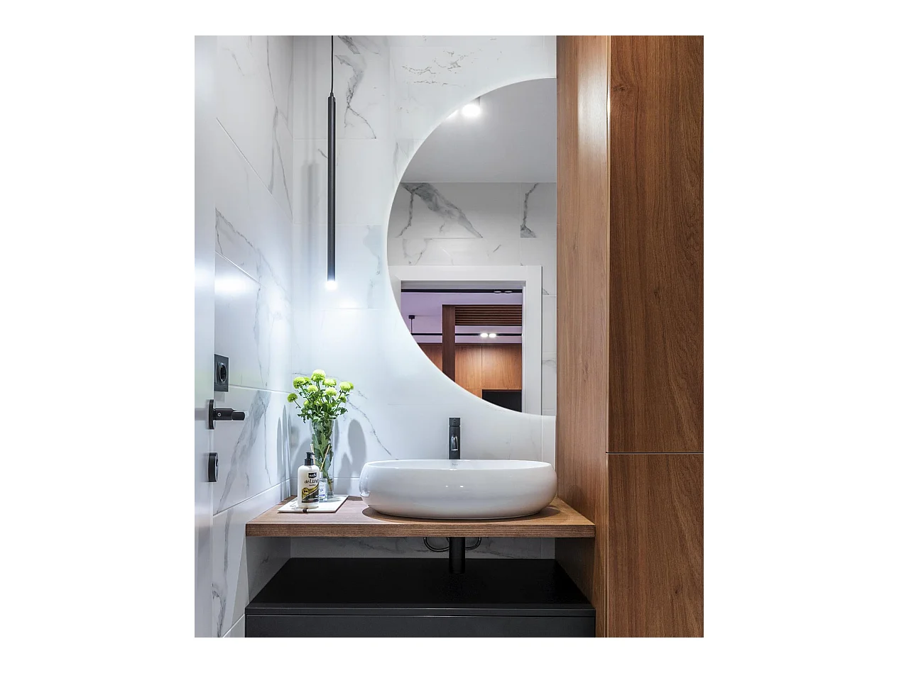 Miroir LED semi-circulaire moderne pour loft mural 45 cm x 90 cm Lumière froide