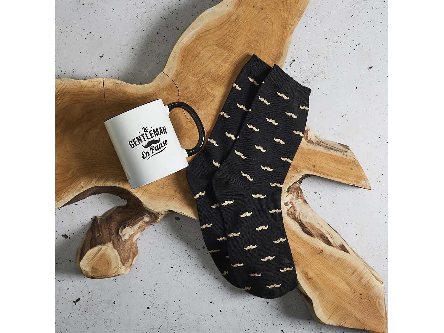 Box cadeaux un mug et une paire de chaussettes collection GENTLEMAN homme moustache