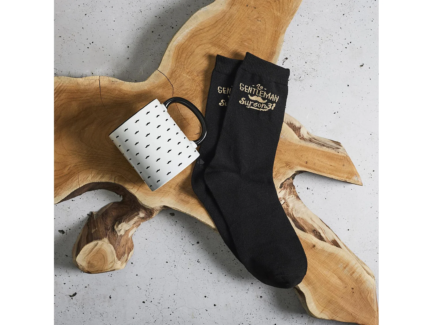 Box cadeaux un mug et une paire de chaussettes collection GENTLEMAN mug moustache