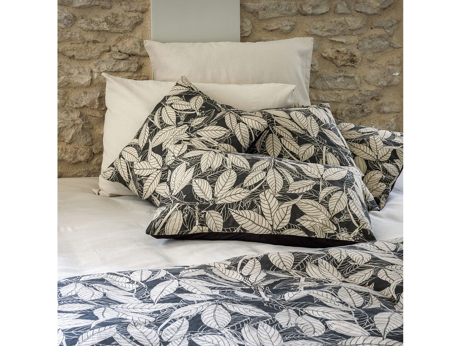 Housse de coussin 45x45 cm lin lavé imprimé végétal HELIOS noir Café