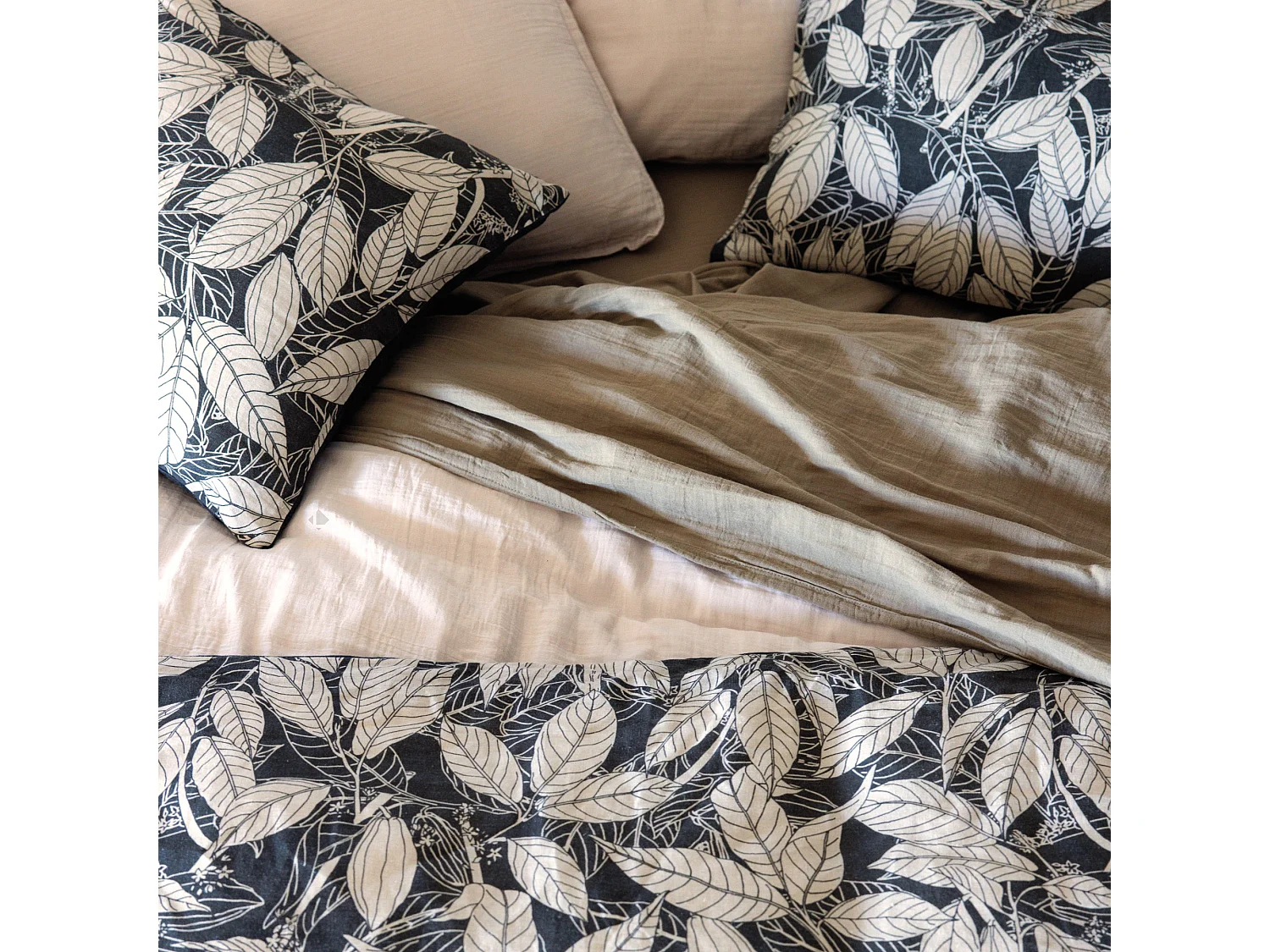 Housse de coussin 45x45 cm lin lavé imprimé végétal HELIOS noir Café