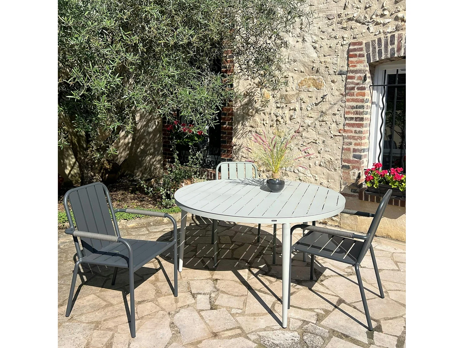 Table de jardin ronde en aluminium gris poudré Ø 130 cm STOCKHOLM