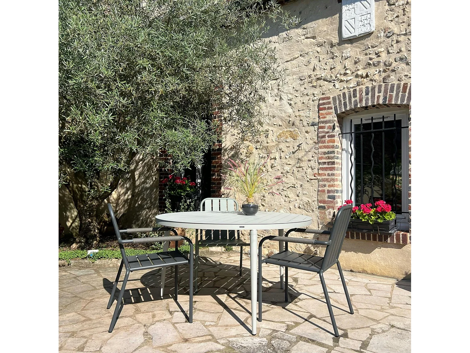 Table de jardin ronde en aluminium gris poudré Ø 130 cm STOCKHOLM