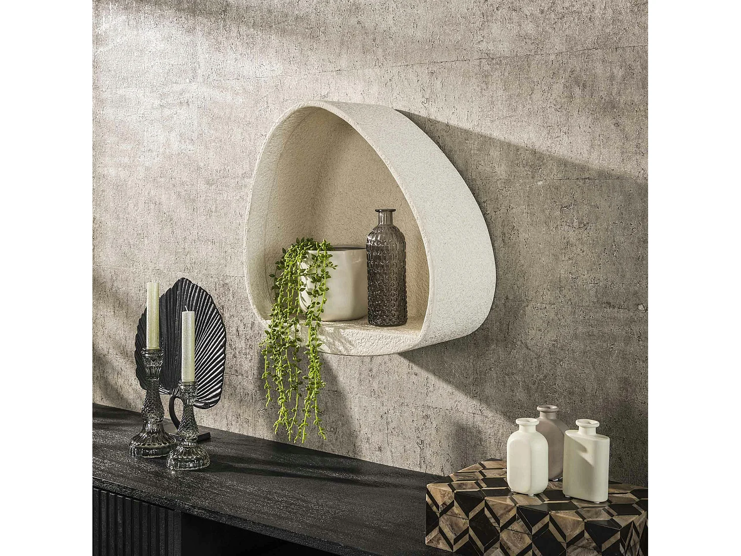 Etagère murale blanche en marbre composite forme organique 44 cm TAJ