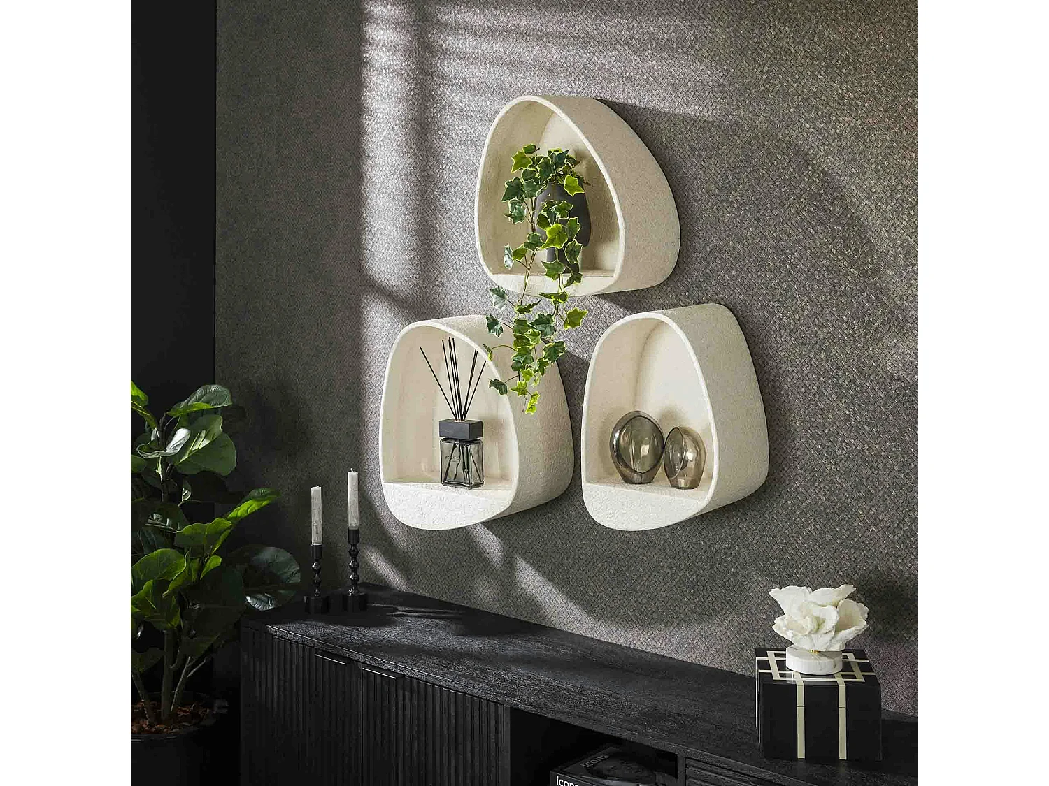 Etagère murale blanche en marbre composite forme organique 44 cm TAJ