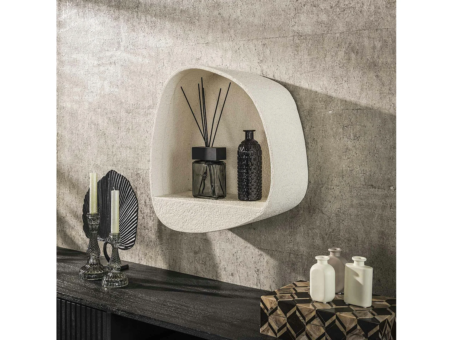 Etagère murale blanche en marbre composite forme organique 49 cm TAJ