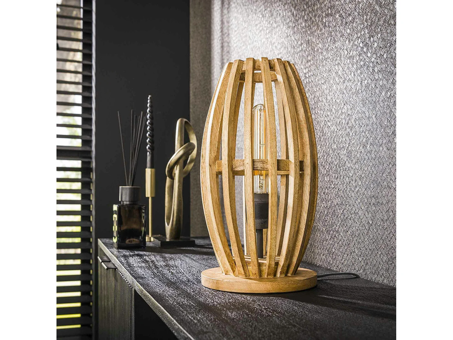 Lampe de table en bois de manguier ajouré LUCKNOW