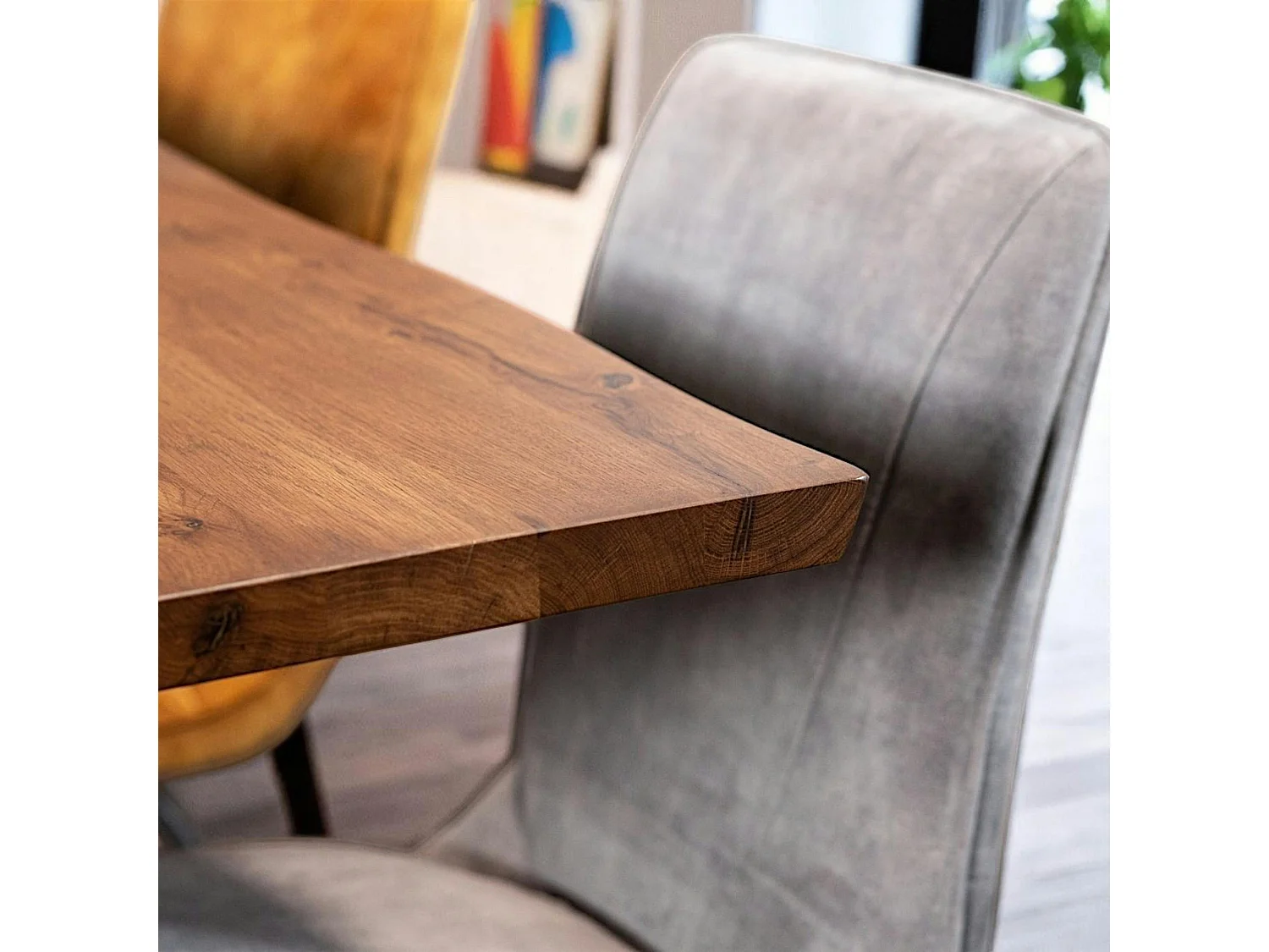 Table à manger en bois de chêne bordures naturelles 200 cm OKA