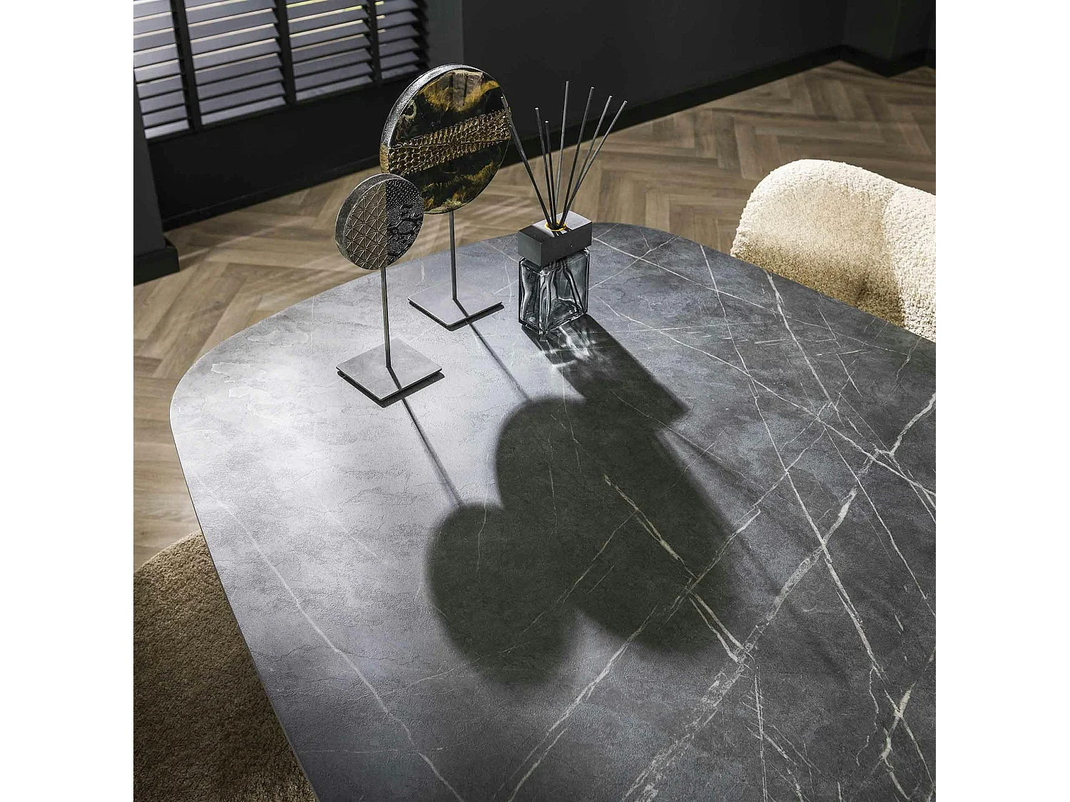 Table à manger organique effet marbre 180 cm RALF