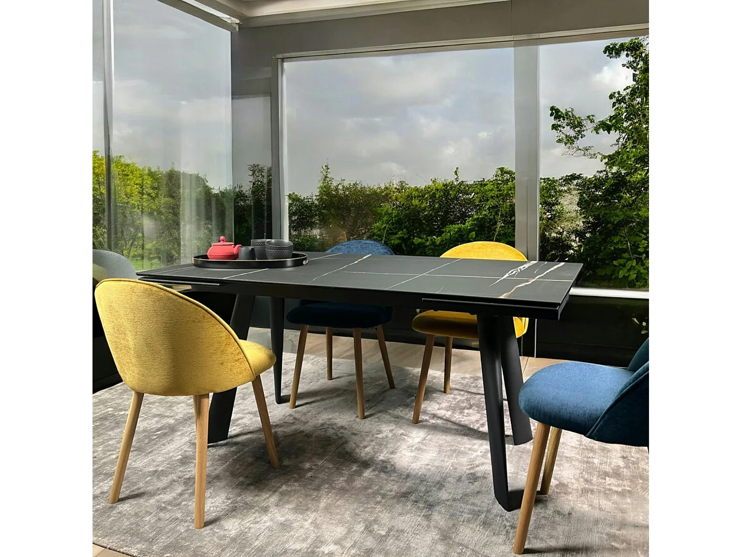 Table extensible en céramique marbrée noire 160-240 cm LOMBARDIE