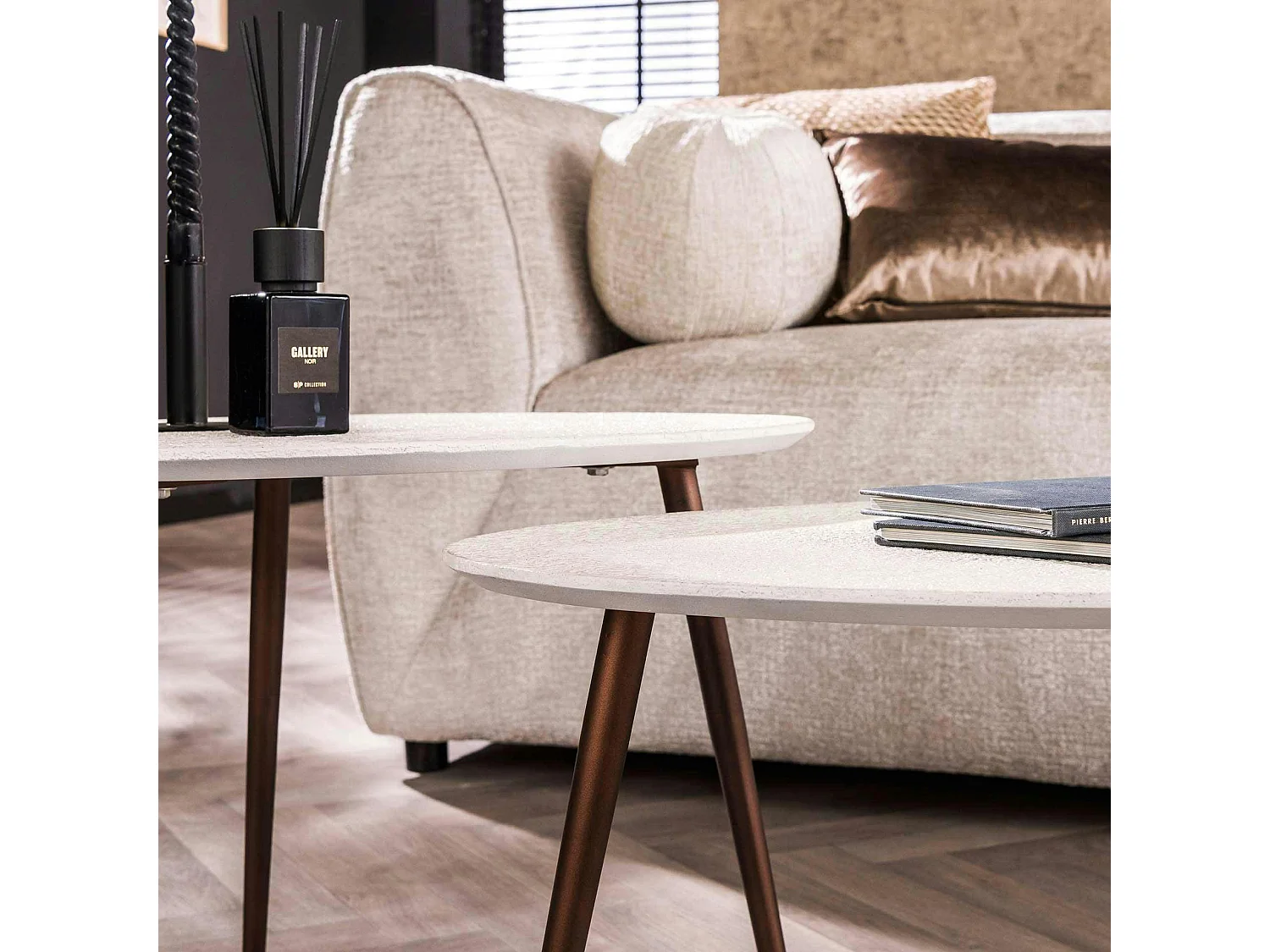 Table d'appoint blanche en marbre composite forme triangle (lot de 2) TAJ